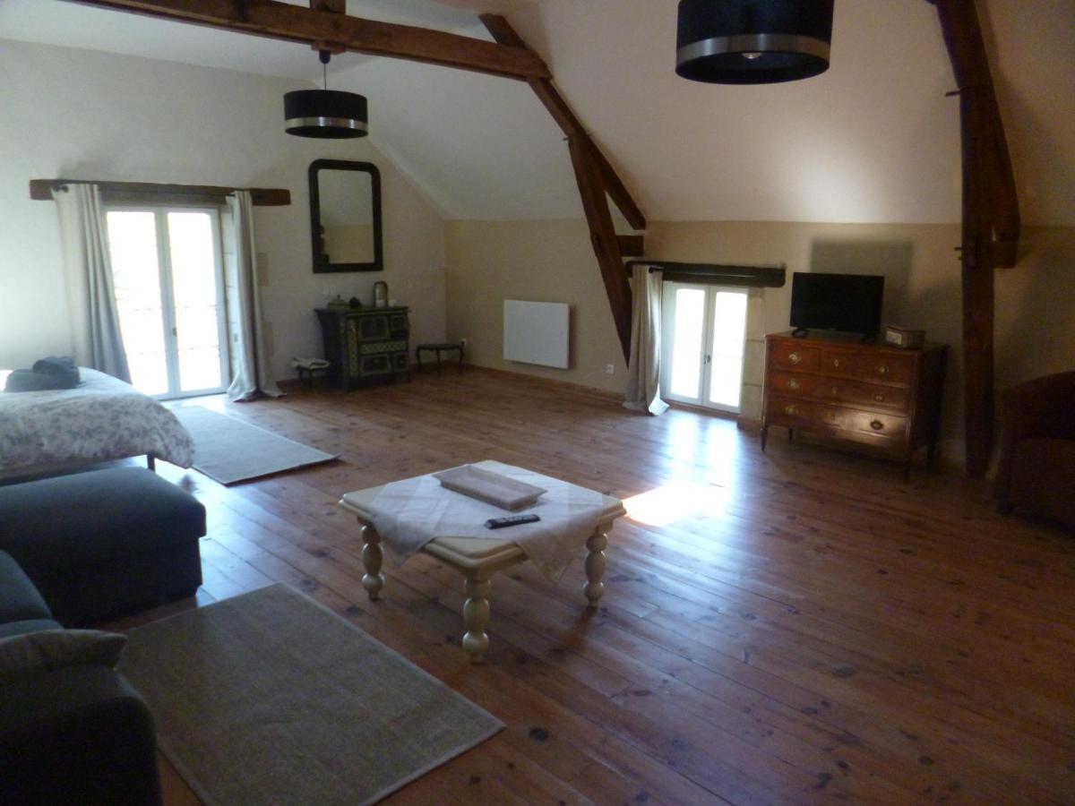 Le Moulin De Cors Bed & Breakfast Oulches ภายนอก รูปภาพ